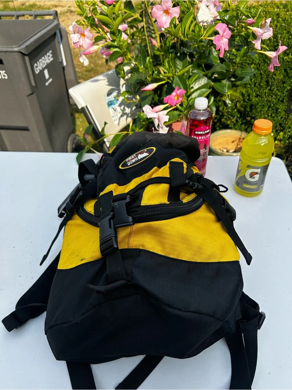 First down Men’s Yellow & Black Hiking Backpack Sz 18”x12”x8”